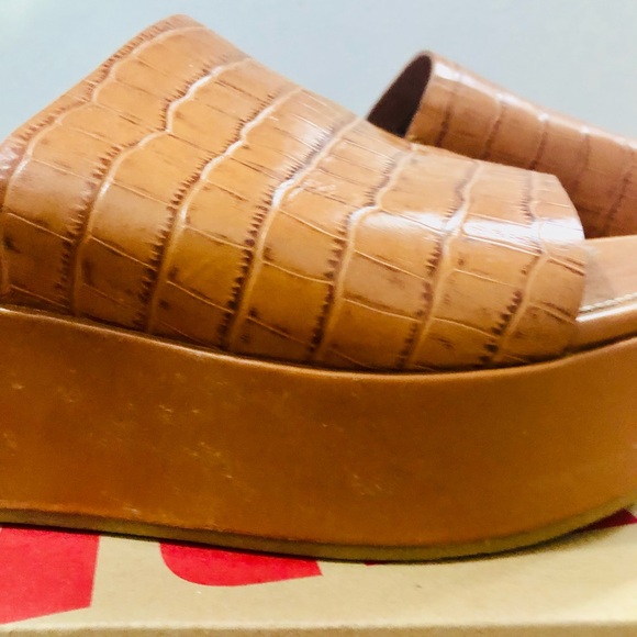 FitFlop tan leather slip ons! Bundle!$! - Picture 5 of 10